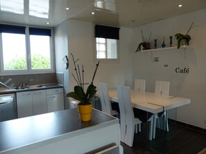 Dining - T3, 60 m2, 3 mn walk from the sandy beach, air conditioning, quiet, WIFI (La Seyne-sur-Mer)