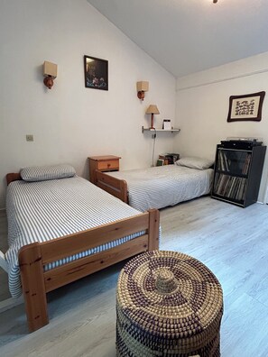 2 bedrooms, iron/ironing board, wheelchair access