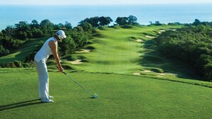 Un parcours de golf avec vue sur l’océan.