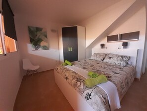 3 habitaciones, tabla de planchar con plancha, wifi y ropa de cama 