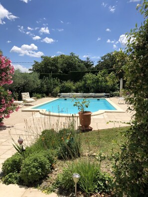 Pool - Large house in Sernhac (Sernhac)
