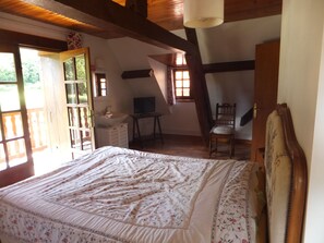 3 bedrooms, iron/ironing board, bed sheets - holiday cottage rental for 4 to 5 people (Eps)