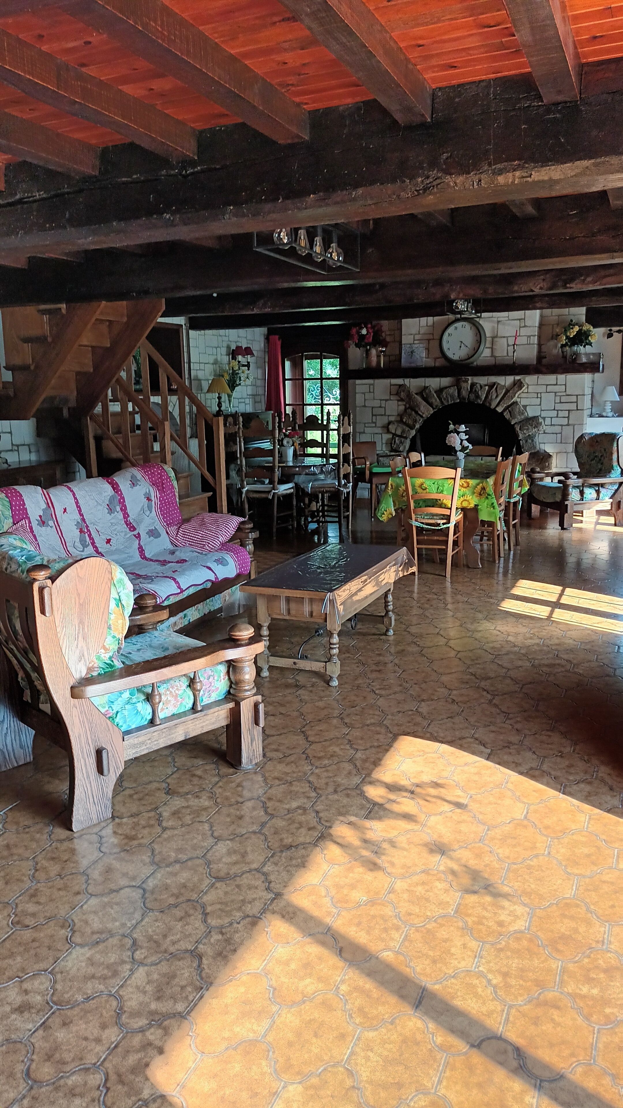 Télévision, lecteur de DVD, livres, médiathèque