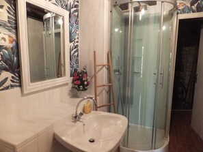 Shower, hair dryer, towels, toilet paper - holiday cottage rental for 4 to 5 people (Eps)