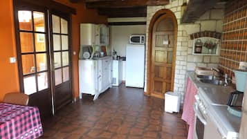 Fridge, microwave, oven, coffee/tea maker