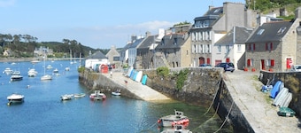 Stuga, tyst, nÀra stranden