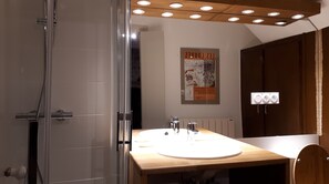Dusch, hårtork och toalettpapper