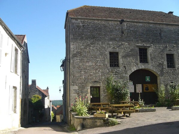 Exterior - THE STONE HOUSE - COMFORTABLE CHARMING HOUSE FROM THE 15TH CENTURY (Flavigny-sur-Ozerain)