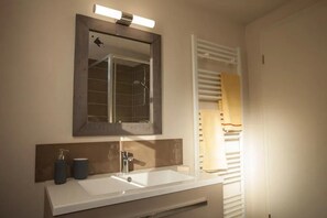 Baignoire, sèche-cheveux, serviettes fournies