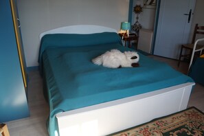 3 bedrooms, iron/ironing board, travel crib, bed sheets