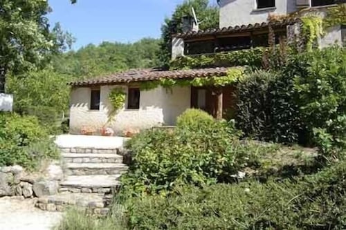 Très agréable gîte en campagne, ombre et soleil, petite piscine.