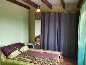 3 chambres, fer et planche à repasser