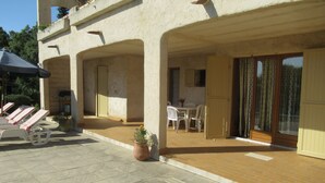 A covered outdoor area with lounge chairs, a table, and a potted plant. - Air conditioned apartment, fully equipped, nice, for a good holiday. WIRELESS.   (SAINT-AYGULF)