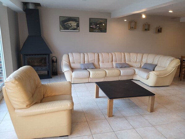 Smart TV, fireplace, DVD player, table football