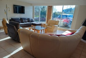 Smart-TV, Kamin, Tischfußball, Tischtennisplatte