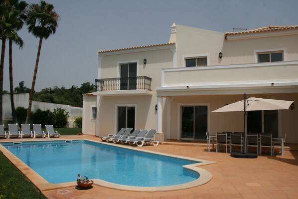 Pool - Magnificent 5 bedroom villa (10 beds) in Almancil, very close to the beaches (Almancil)