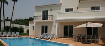 Magnificent 5 bedroom villa (10 beds) in Almancil, very close to the beaches