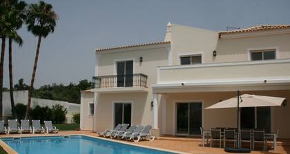 Magnificent 5 bedroom villa (10 beds) in Almancil, very close to the beaches