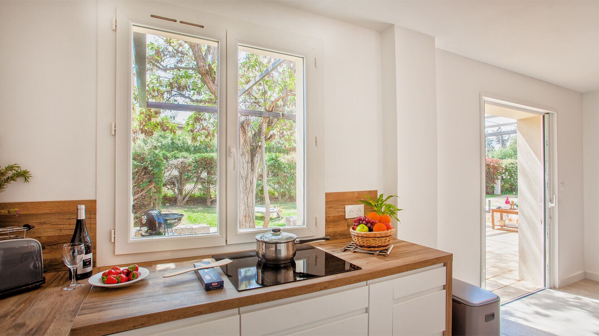 Réfrigérateur, four à micro-ondes, un four, surface de cuisson