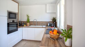 Fridge, microwave, oven, stovetop