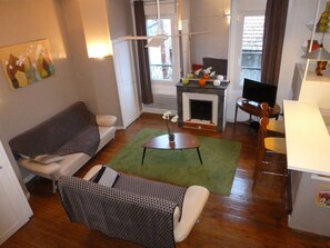 Televisio, takka, videopelejä, DVD-soitin