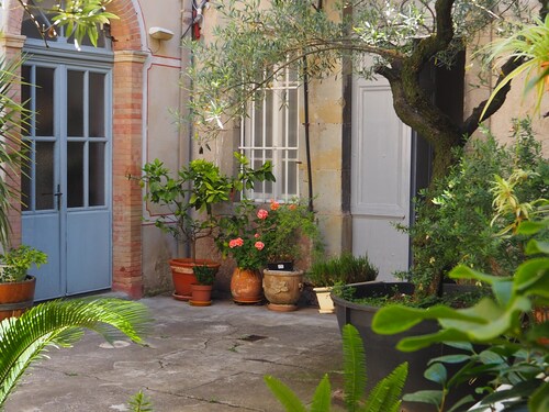 Large duplex apartment of character ideally located downtown