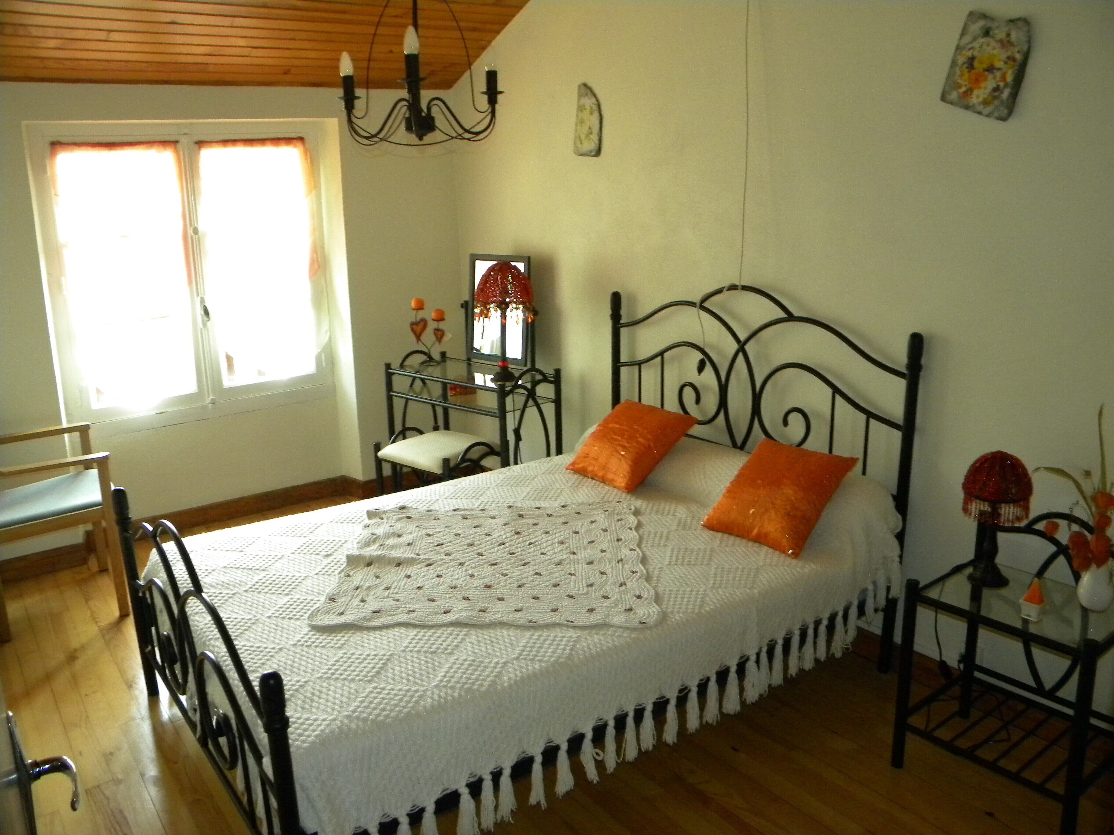 2 bedrooms, iron/ironing board