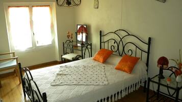 2 bedrooms, iron/ironing board