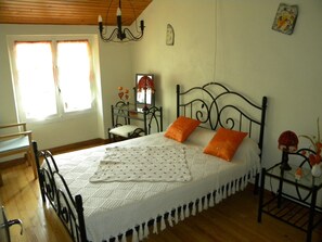 2 chambres, fer et planche à repasser