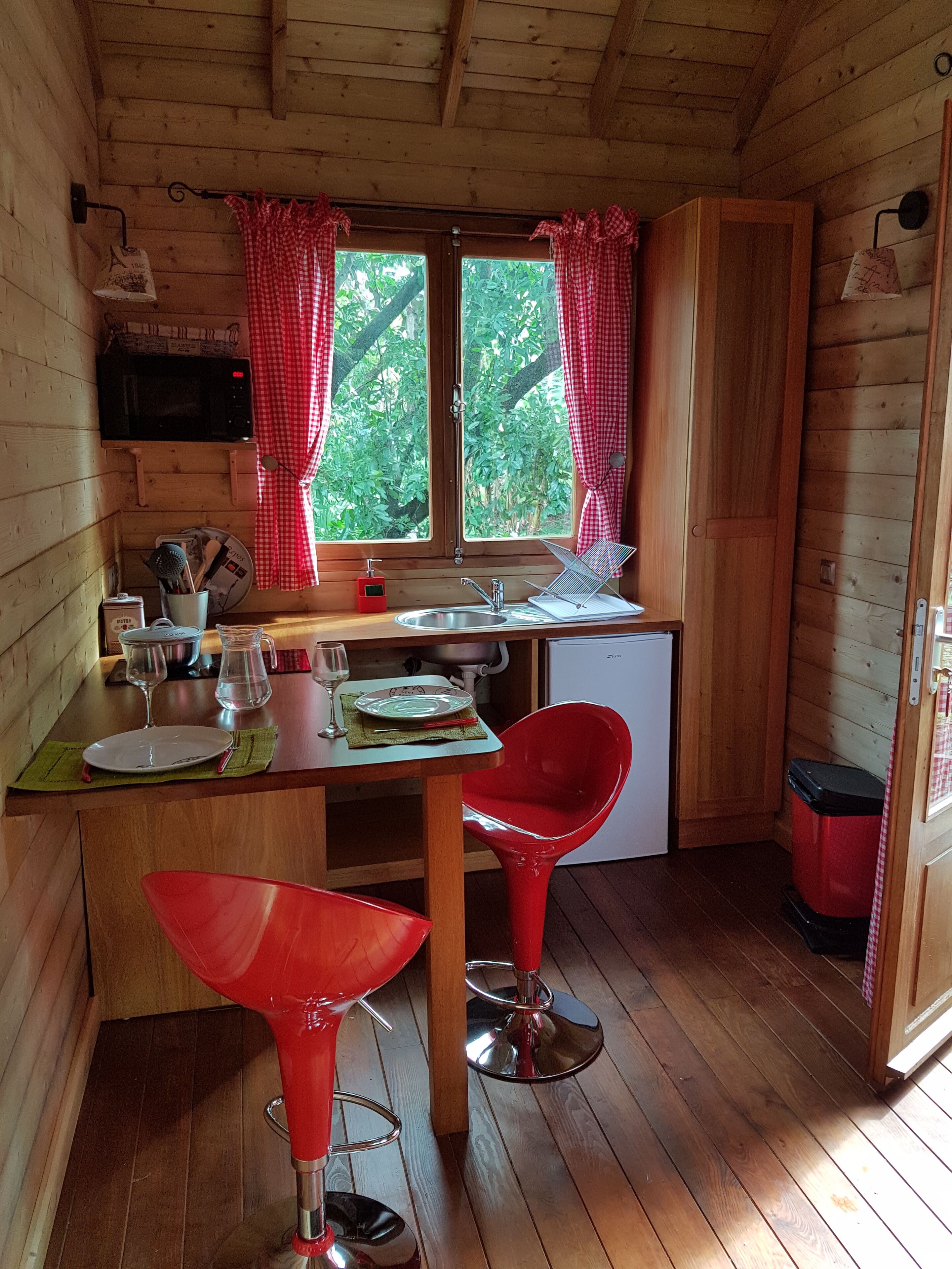 Kühlschrank, Mikrowelle, Herdplatte, Wasserkocher mit Kaffee-/Teezubehör