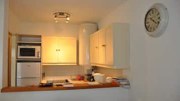 Een koelkast, een microgolfoven, een oven, een kookplaat