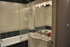 Bathtub, toilet paper
