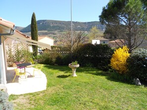 Outdoor dining - Beautiful duplex in detached house (Millau)