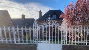 A gated property with a brick house and a decorative iron gate. - Gîte in the Bay of Somme (Pendé)
