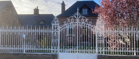 المنشأة من الخارج