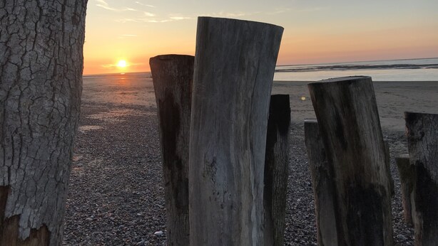 A beach scene with wooden posts and a sunset in the background. - Gîte in the Bay of Somme (Pendé)