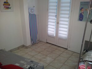 1 chambre, fer et planche à repasser, Wi-Fi gratuit, draps fournis