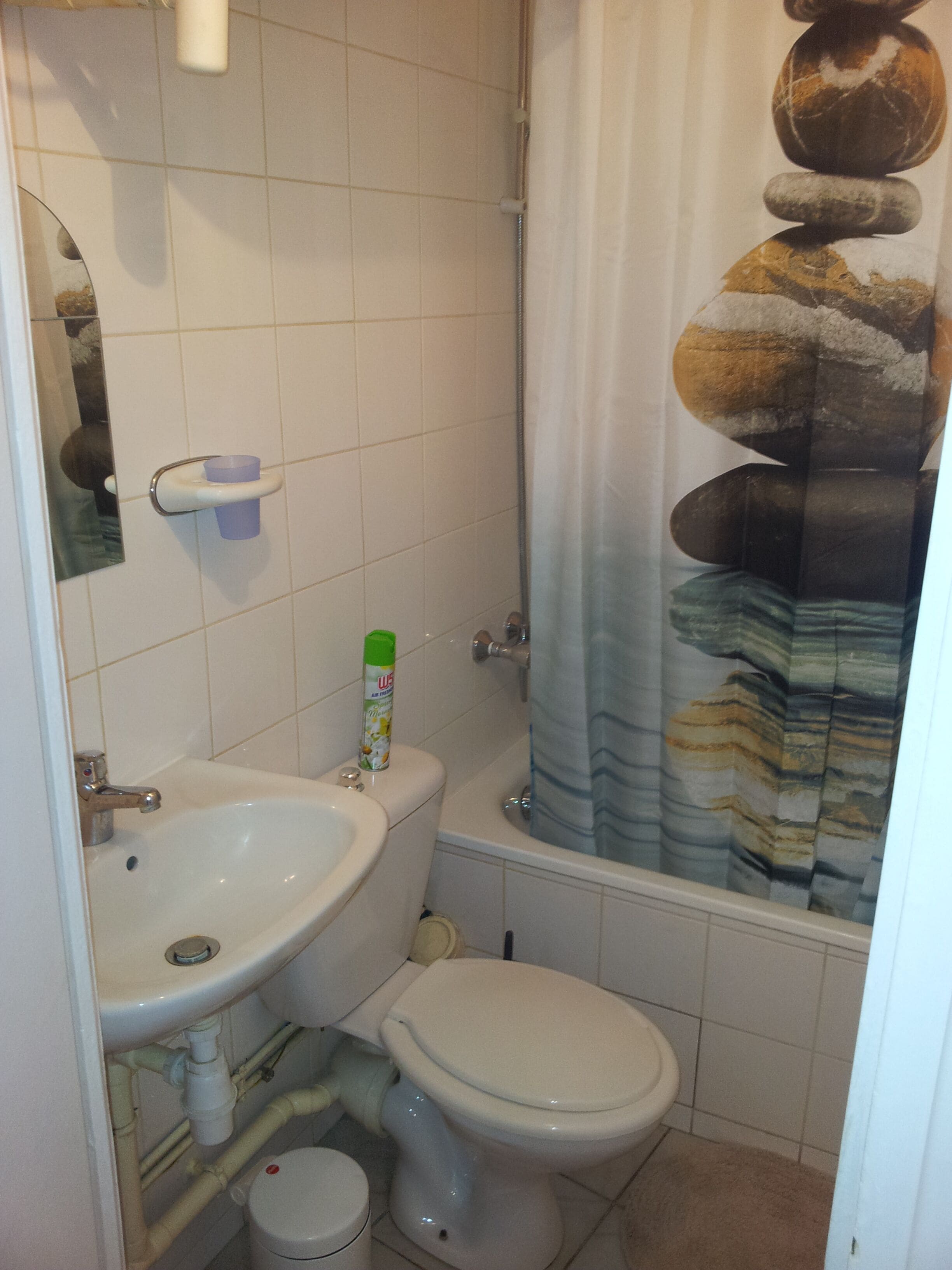 Badewanne, Handtücher, Seife, Toilettenpapier