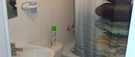Badewanne, Handtücher, Seife, Toilettenpapier