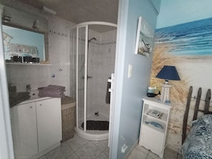 Shower, hair dryer, towels - Maisonette near the center of JARD sur Mer (Jard-Sur-Mer)