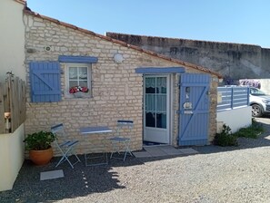 Outdoor dining - Maisonette near the center of JARD sur Mer (Jard-Sur-Mer)