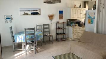 Fernseher, DVD-Player, Musikbibliothek