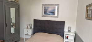 2 habitaciones, tabla de planchar con plancha y cuna de viaje 