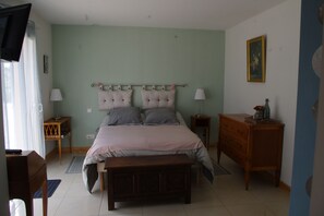 1 bedroom, travel cot, WiFi, bed sheets