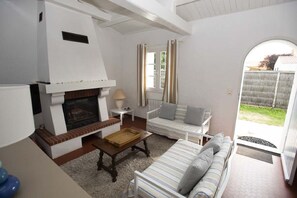 TV, fireplace, DVD player, books
