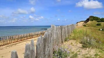 Una spiaggia nelle vicinanze