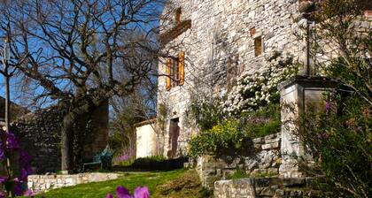 Gîte, sleeps 4, calm and restful, breathtaking views, in the heart of nature.