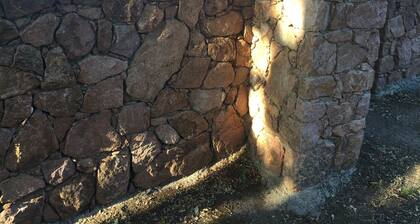 BONITA CASA EN EL PUEBLO DE FIGARI, AIRE ACONDICIONADO A 5 MINUTOS DE LAS PLAYAS DE LA TESTA