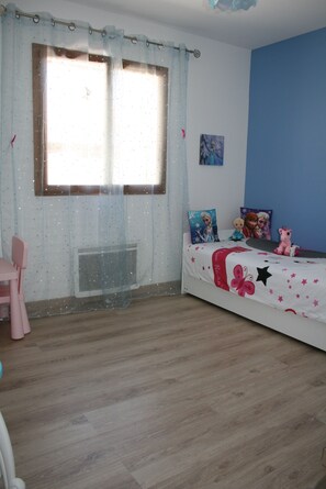 2 bedrooms, iron/ironing board, travel crib, free WiFi - Stay 2 weeks in August ! <br>Villa in peace, close to the sea and the village.  (Torreilles)