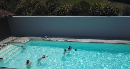 Casa tradicional vasca con piscina y cocina de verano.